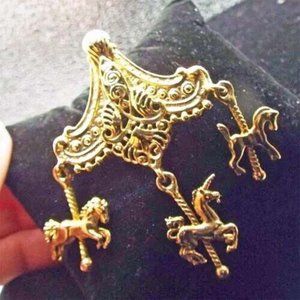 VINTAGE NOSTALGIC CAROUSEL MERRY GO ROUND GOLDEN HORSES & UNICORN PIN 33